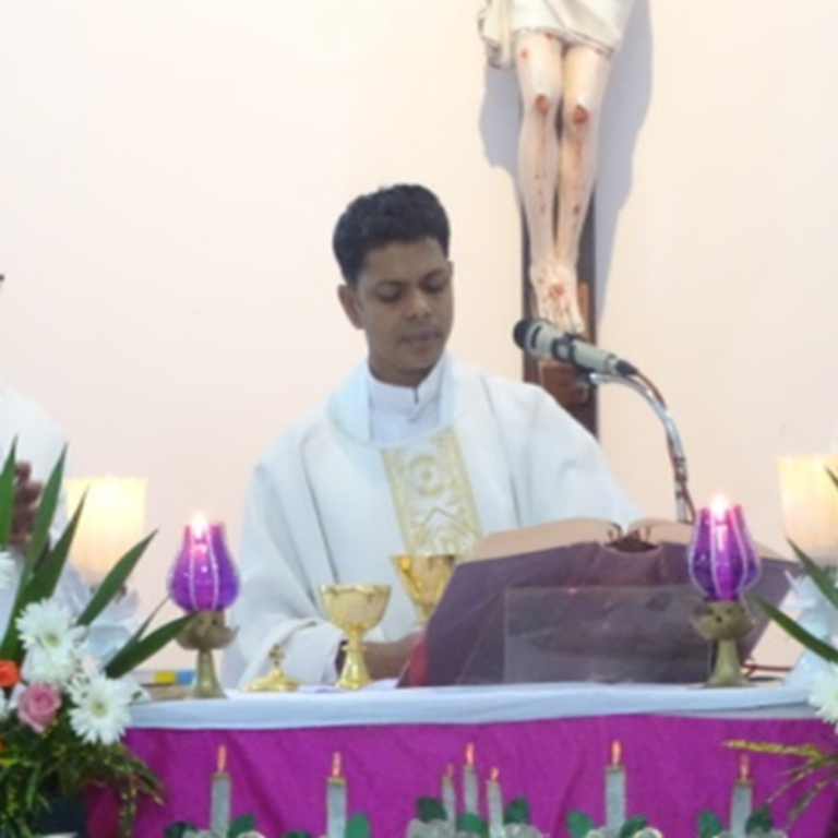 Fr.-Simine-Thrissur-DWNtKH